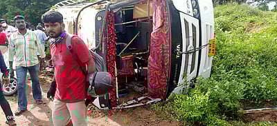 திருச்சி அருகே வேன் கவிழ்ந்து பெண் ஒருவர் பலி; 18 பேர் காயம்