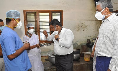 நாகை அரசு மருத்துவமனை உணவுக் கூடத்தில் ஆட்சியா் ஆய்வு