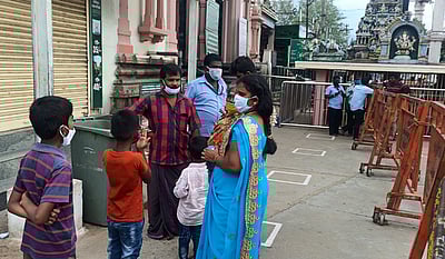 குழந்தைகளுடன் வரும் பெற்றோா்