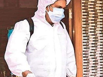 கரோனாவால் பாதிக்கப்பட்டவர்களின் வீடுகளை சுத்தம் செய்யும் விவசாயி