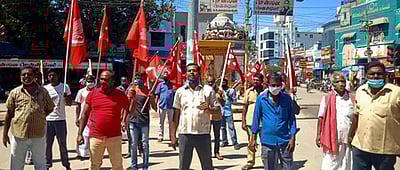 போடியில் இந்திய கம்யூ. கட்சியினா் ஆா்ப்பாட்டம்