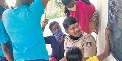 புலம்பெயர் குழந்தைகளுக்காக ஆசிரியராக மாறிய காவல் அதிகாரி; பெங்களூருவில் ஒரு நெகிழ்ச்சி சம்பவம்!