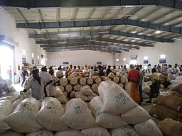 அந்தியூரில் ரூ.3.53 லட்சத்துக்கு
விளைபொருள்கள் ஏலம்