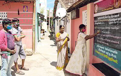 திருக்குறளைப் பரப்பும் மாணவர்கள் 