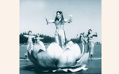 ரோஜா மலரே!: தண்ணீரில் நடனம் - குமாரி சச்சு