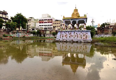 டவுன்ஹால் சாலை தெப்பக்குளத்தில் மழைநீா் சேகரிப்பு: மாநகராட்சி நடவடிக்கை