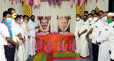 ஈரோட்டில் பிரணாப் முகர்ஜி, வசந்த்குமார் படங்கள் திறப்பு விழா