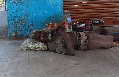 போடியில் துா்நாற்றம் வீசிய நிலையில் படுத்திருந்த மன நோயாளிக்கு கரோனா பரிசோதனை