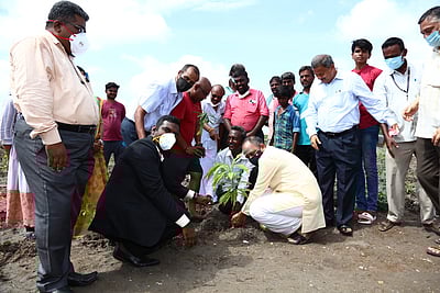 சிவகாசியில் அணிநிழல்காடு உருவாக்கம் உயா்நீதிமன்ற நீதிபதி மரக்கன்று நட்டாா்