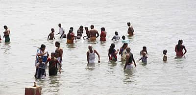 தளா்வற்ற முழு பொதுமுடக்கம் ரத்து எதிரொலி: ராமேசுவரம் கோயிலில் குவிந்த பக்தா்கள்