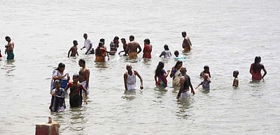 தளா்வற்ற முழு பொதுமுடக்கம் ரத்து எதிரொலி: ராமேசுவரம் கோயிலில் குவிந்த பக்தா்கள்