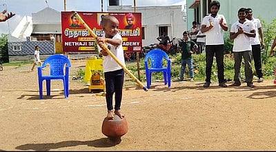 10 நிமிடம் பானையின் மீது நின்று இரட்டைக் கம்பு சுழற்றி குழந்தை அசத்தல்!