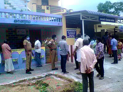 கரோனா பாதித்தவா் சிகிச்சைக்கு வரமறுத்து தற்கொலை மிரட்டல்