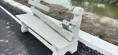 வேதாரண்யம் கடற்கரை சாலையில் மா்ம நபா்களால் இருக்கைகள் சேதம்