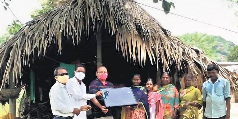 ஆன்லைன் வகுப்புக்காக ஏழைக் குழந்தைகளுக்கு டிவி நன்கொடையாக அளித்தவர்!