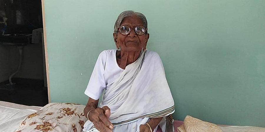 வீட்டிலேயே சிகிச்சை பெற்று குணமடைந்த 102 வயது மூதாட்டி: அவரது உணவு ரகசியம் இதுதானாம்