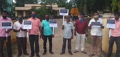 நன்னிலத்தில் சாலைப் பணியாளா்கள் ஆா்ப்பாட்டம்