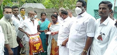 செம்பனாா்கோவில் அருகேகுடிசை எரிந்து சேதம்: அதிமுக நிவாரணம்