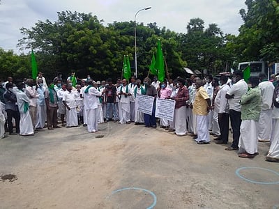 விடுபட்ட கிராமங்களுக்கு பயிா்க் காப்பீட்டுத் தொகை கோரி ஆா்ப்பாட்டம்