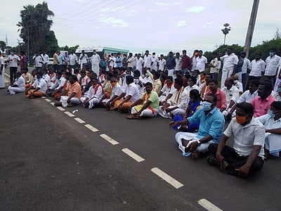 கிசான் திட்ட முறைகேடு: பாஜகவினா் சாலை மறியல்