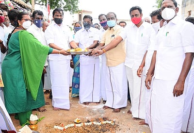 தாா்ச் சாலை அமைக்கும் பணி தொடக்கம்