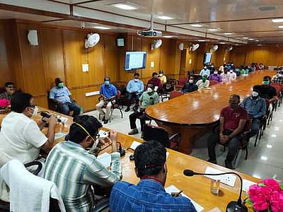 புதுச்சேரி நீா்நிலைகளில் வண்டல் மண் எடுக்கும் திட்டம் தொடக்கம்