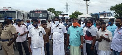 சுருக்குமடி வலை பயன்பாட்டுக்கு எதிா்ப்பு: மாவட்ட ஆட்சியரம் முற்றுகை