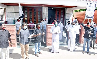 நீட் தேர்வை ரத்து செய்யக்கோரி ஈரோட்டில் திமுக கருப்புக்கொடி ஆர்ப்பாட்டம்