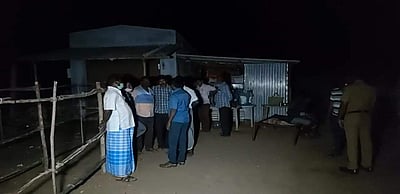 தாராபுரம் அருகே டாஸ்மாக் கடை ஊழியர்களை மிரட்டி ரூ.1.43 லட்சம் கொள்ளை