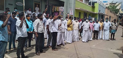 நீட் தேர்வை ரத்து செய்யக் கோரி கம்பத்தில் திமுக ஆர்ப்பாட்டம்