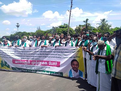 திருவாரூரில் பயிர் காப்பீட்டுத் தொகை வழங்கக் கோரி முற்றுகைப் போராட்டம்