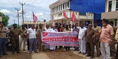 முறைசாரா தொழிலாளா்கள் ஆா்பாட்டம்