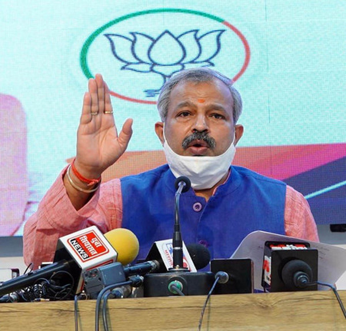 குடிசைப் பகுதி மக்களுக்கு அரசு வீடுகள் வழங்க வேண்டும்: தில்லி பாஜக வலியுறுத்தல்