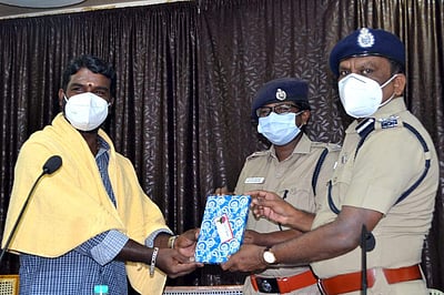 ஏடிஎம்மில் தவறவிட்ட ரூ.20ஆயிரத்தை ஒப்படைத்த இளைஞருக்கு டிஐஜி பாராட்டு