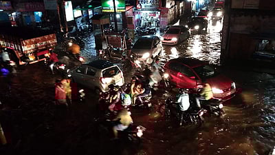 நாமக்கல்லில் பலத்த மழை: சாலைகளில் வெள்ளப் பெருக்கு