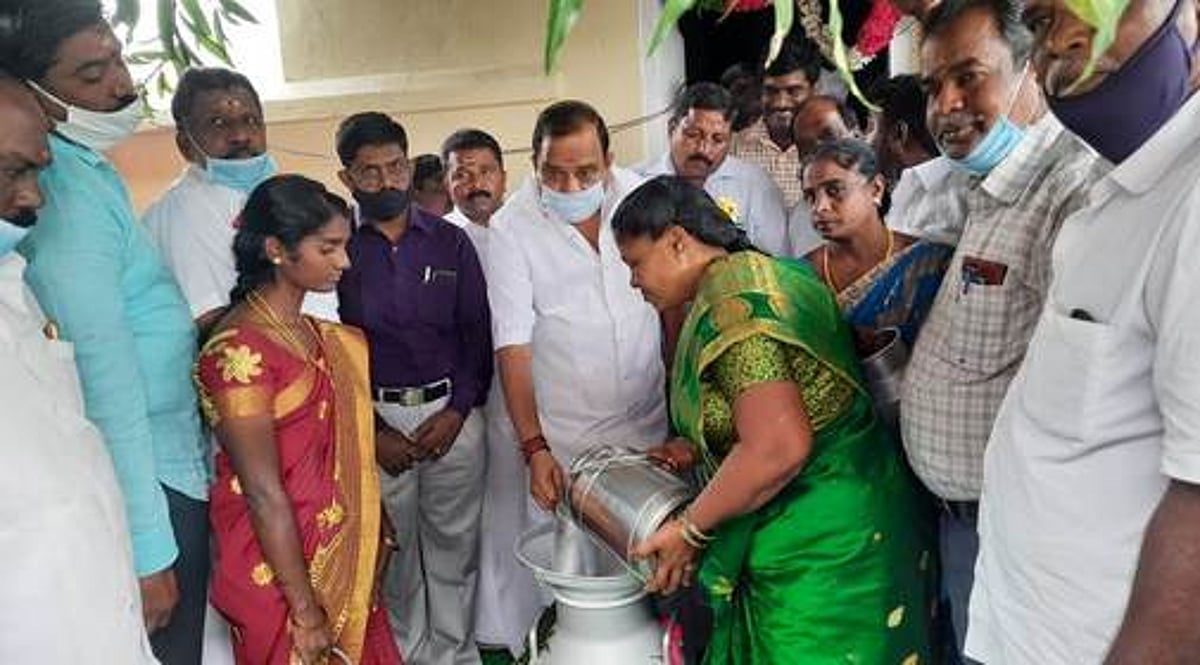புதிய பால் உற்பத்தியாளா்கள் கூட்டுறவு சங்கம் திறப்பு