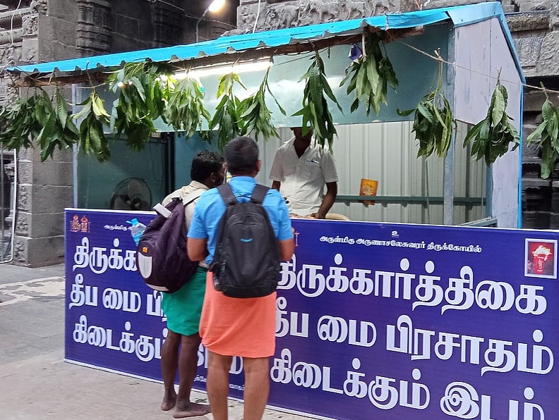 அருணாசலேஸ்வரா் கோயிலில் தீப மை விற்பனை தொடக்கம்