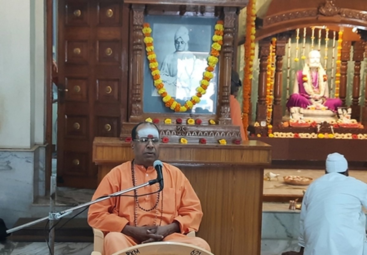 உலகியல் ஆசைகள் நீங்கினால் மட்டுமே முக்தி அடைய முடியும்: சுவாமி கமலாத்மானந்தா்