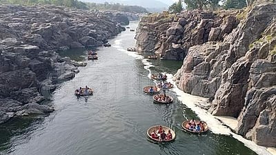 ஆங்கில புத்தாண்டு: ஒகேனக்கல்லில் குவிந்த சுற்றுலா பயணிகள்