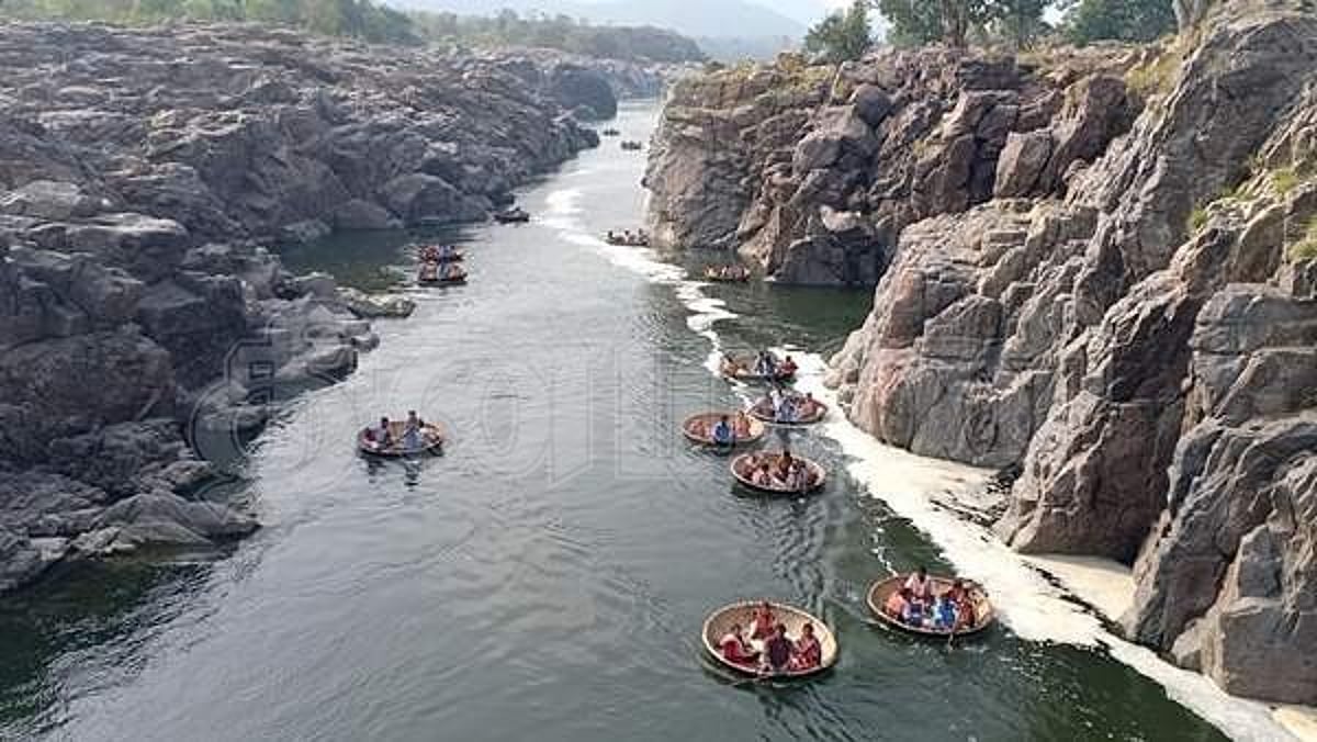 ஆங்கில புத்தாண்டு: ஒகேனக்கல்லில் குவிந்த சுற்றுலா பயணிகள்