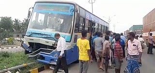 ஓட்டுருக்கு வலிப்பு: தடுப்புச் சுவா் மீது அரசுப் பேருந்து மோதல்
