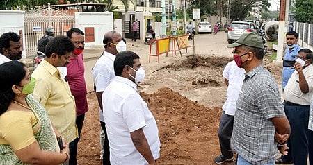 குழாய்கள் பதிக்க தோண்டப்பட்ட சாலைகளை உடனடியாக சீரமைக்க உத்தரவு