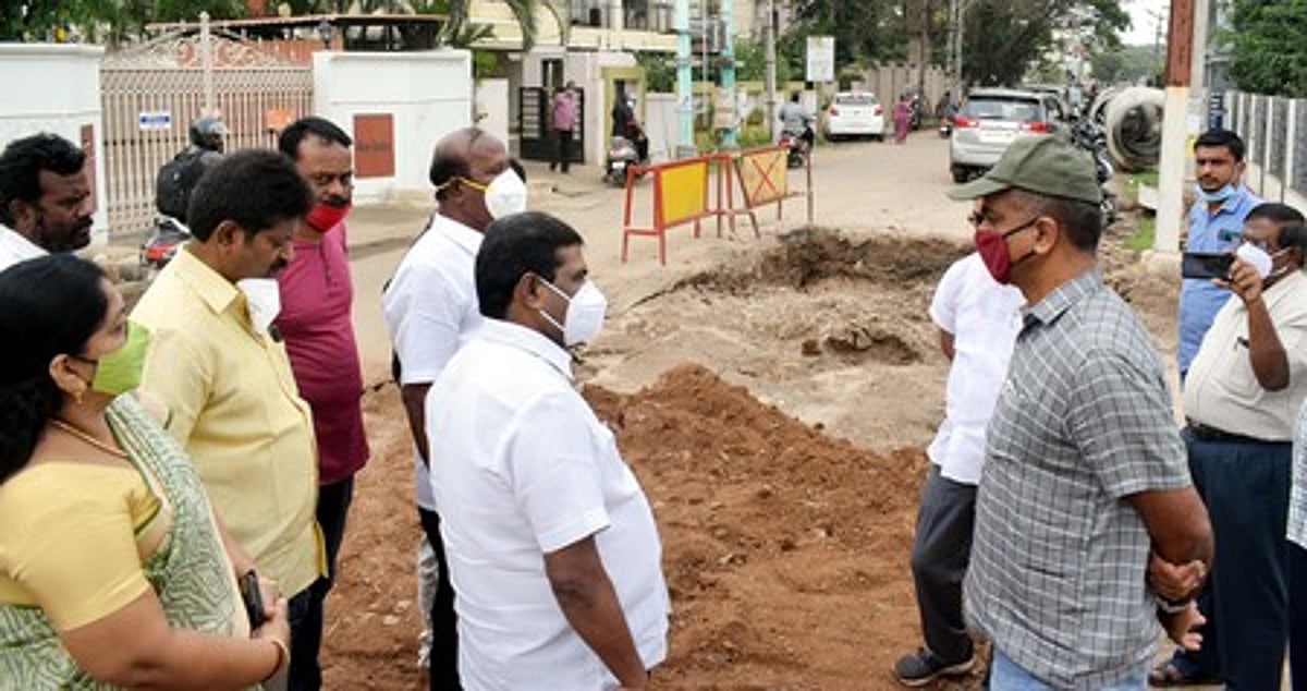 குழாய்கள் பதிக்க தோண்டப்பட்ட சாலைகளை உடனடியாக சீரமைக்க உத்தரவு