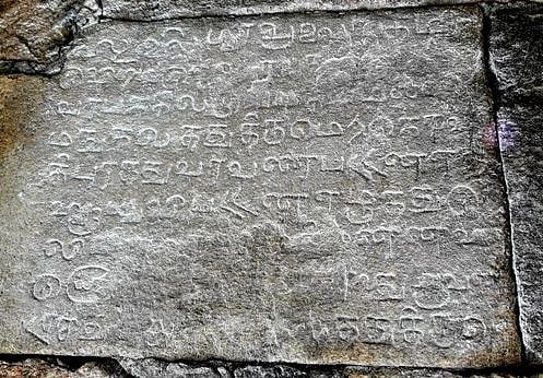 சிவகங்கை அருகே பாண்டியா் கால கல்வெட்டுகள் கண்டெடுப்பு
