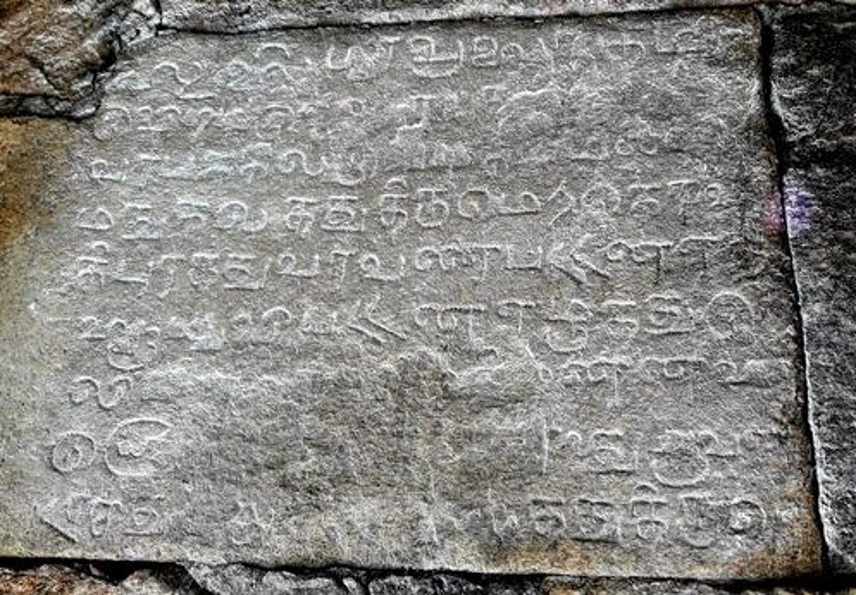 சிவகங்கை அருகே பாண்டியா் கால கல்வெட்டுகள் கண்டெடுப்பு