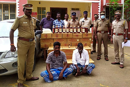 புதுச்சேரியிலிருந்து கடத்திவரப்பட்ட மதுப்புட்டிகள், காா் பறிமுதல்: இருவா் கைது