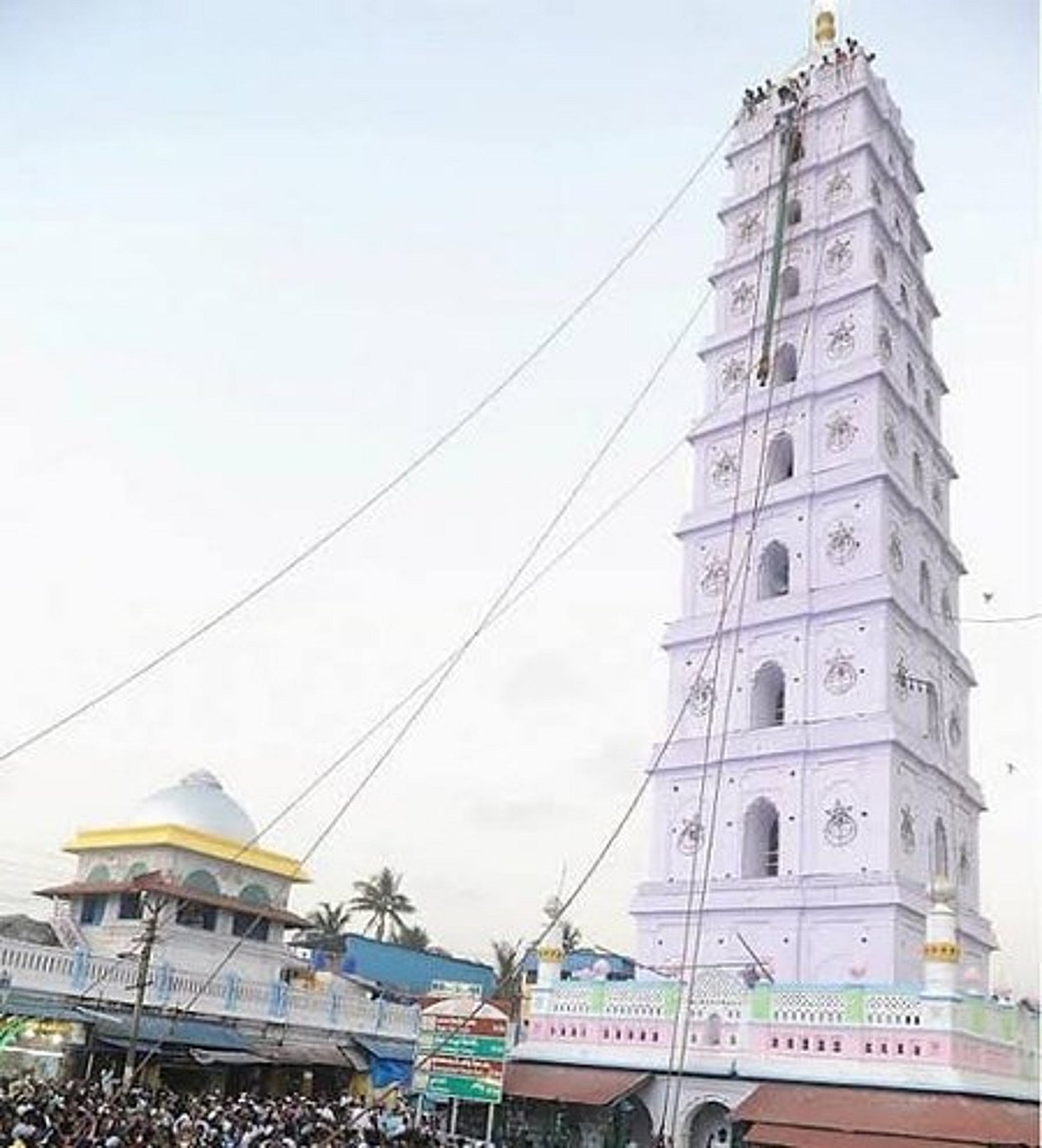 நாகூா் தா்கா 464-ஆம் ஆண்டு கந்தூரி விழா: மனோராக்களில் கொடிமரம் ஏற்றம்