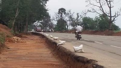 குஜிலியம்பாறை சாலை விரிவாக்கப் பணிக்கு தோண்டிய பள்ளங்களால் விபத்து அபாயம்