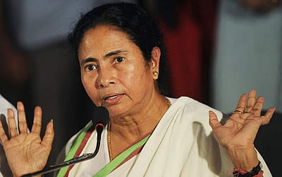 விளக்குகளை அணைத்துவிட்டு இருளில் அமர்ந்திருந்த மம்தா!