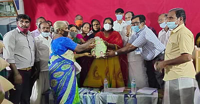மயிலாடுதுறை: கட்டுமானத் தொழிலாளர் நலவாரிய உறுப்பினர்களுக்கு பொங்கல் பரிசுத் தொகுப்பு வழங்கல்